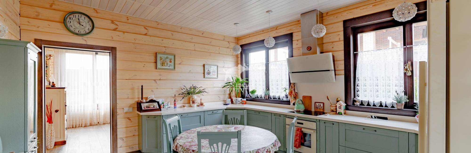Голубая кухня в белом брусовом доме